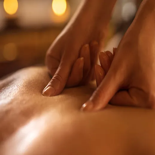 Массаж в спа-салоне ночью с расслабляющей атмосферой и свечами для создания уюта