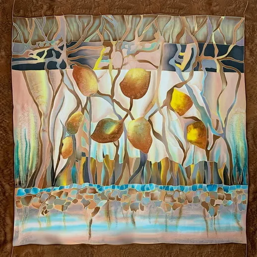 Красивый текстильный панно с золотыми листьями и абстрактными узорами, отражающими древесные ветви и водную поверхность