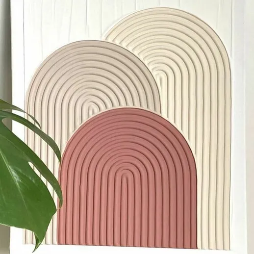 Абстрактная композиция с рельефными арками на стене с зелёным растением на деревянном столе