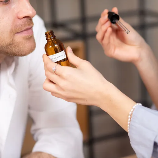 Процесс ухода за кожей в салоне красоты, мужчина испытывает новый продукт для лица