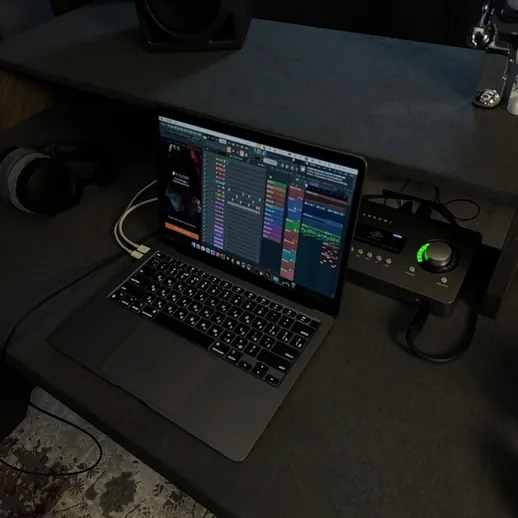 Запись музыки на ноутбуке в студии, микшеры и наушники на столе