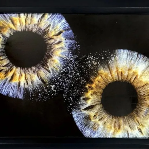 Композиция с двумя кругами, выполненная на черном фоне, с эффектами света и текстуры