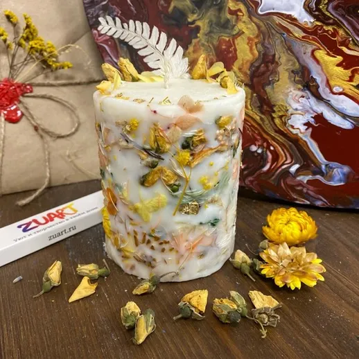 Ароматная свеча с цветами на фоне яркой стены и натуральных материалов