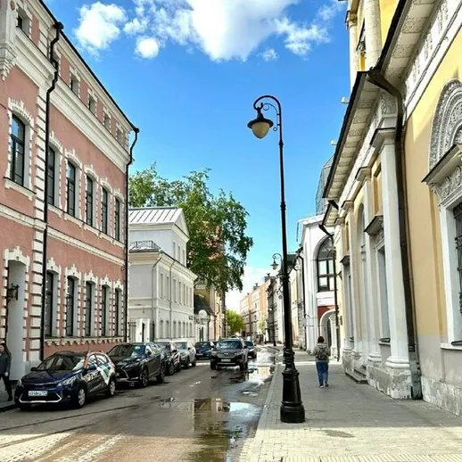 Уютная улица в центре города с историческими зданиями и чистым небом в солнечный день