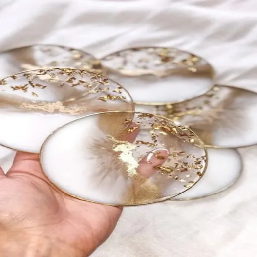 Прозрачные подставки с золотыми элементами на руке, стильный аксессуар для уютного дома
