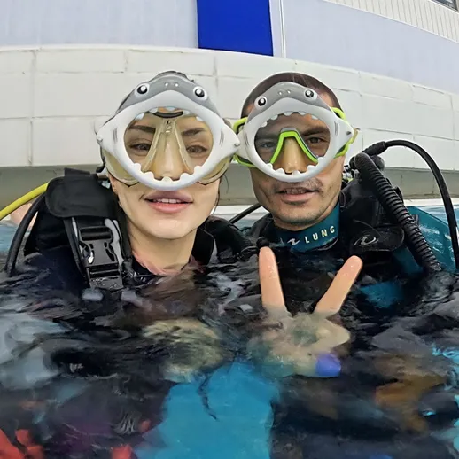 Погружение с аквалангом в бассейне с друзьями