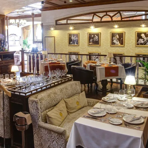 Уютный ресторан с элегантной обстановкой и столиками для гостей, оформленными в классическом стиле