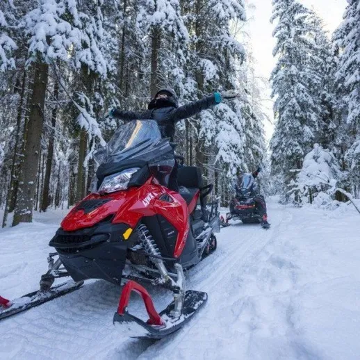 Катание на снегоходах в зимнем лесу на северо-западе России
