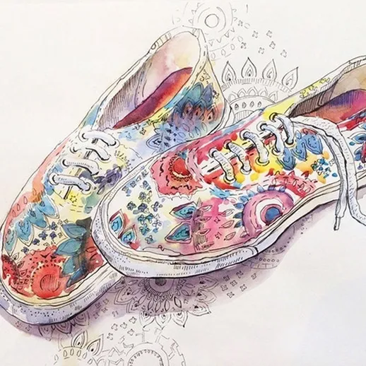 Красочные кеды с цветочным узором, украшенные яркими мотивами и ручной росписью, лежат на белом фоне