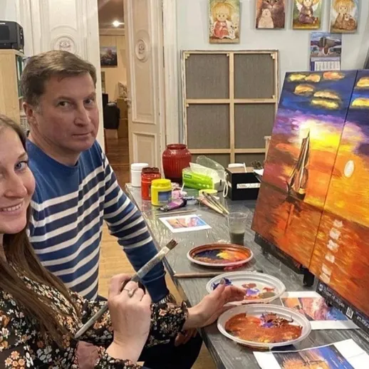 Урок живописи в художественной студии с парусником на закате на картинах