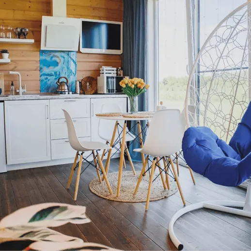 Уютный интерьер загородного дома с кухней и стильной обеденной зоной, великолепно оформленный для отдыха