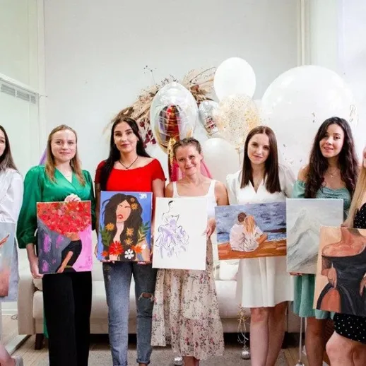Женская встреча в творческой студии, где участницы показывают свои картины
