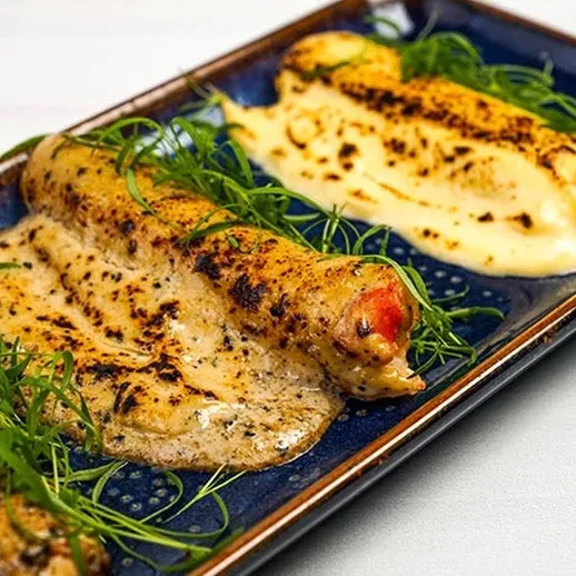 Вкусные мясные рулеты с поджаренной корочкой и зеленью на тарелке