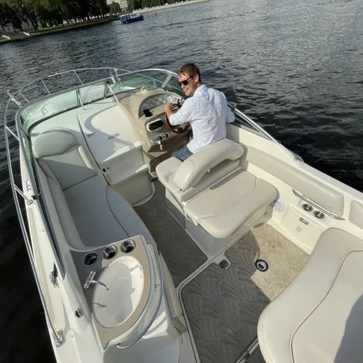 Мужчина управляет катером на воде в городе во время солнечного дня