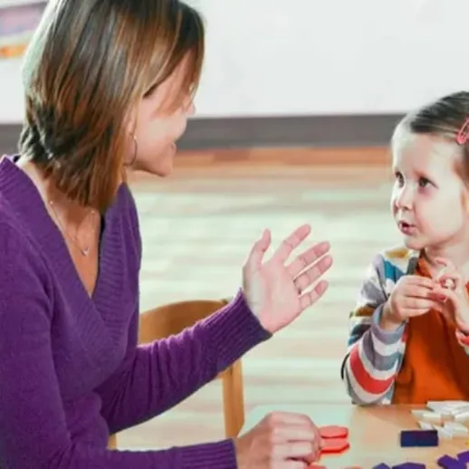 Обсуждение учителя с ребёнком во время образовательной активности в классе дошкольного образования
