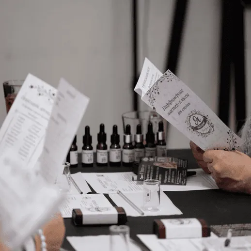 Обсуждение ароматов на мастер-классе по созданию парфюма в уютной атмосфере студии
