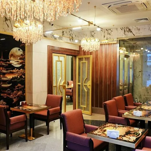 Элегантный интерьер ресторана с хрустальными люстрами и уютными креслами в вечернее время