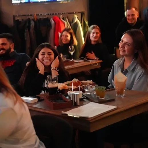 Вечер веселья с друзьями в уютном ресторане в центре города