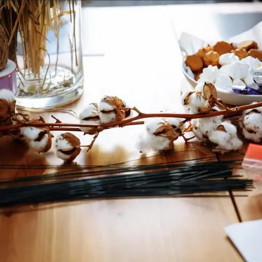 Набор материалов для рукоделия на столе, включая хлопок, проволоку и сладости