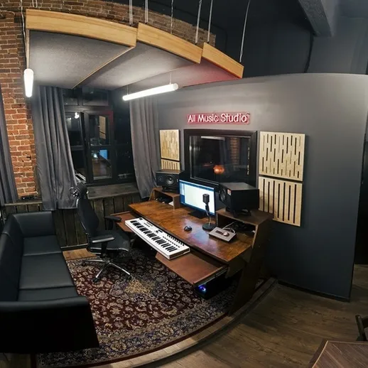 Музыкальная студия с современным оборудованием и уютной атмосферой на фоне кирпичных стен