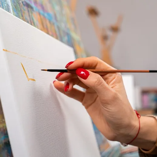 Художник рисует на белом холсте в уютной студии небольшого города