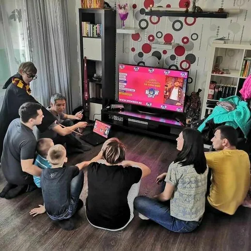 Семейный вечер за просмотром любимого шоу в уютной гостиной