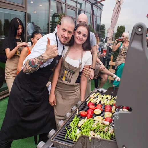 Люди готовят гриль на открытом мероприятии в ресторане в солнечный летний день