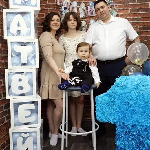 Семейное празднование дня рождения Матвея в уютной обстановке с воздушными шарами и декором