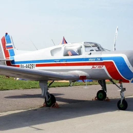 Самолет на выставке авиации в солнечный день с участием многих людей и моделей