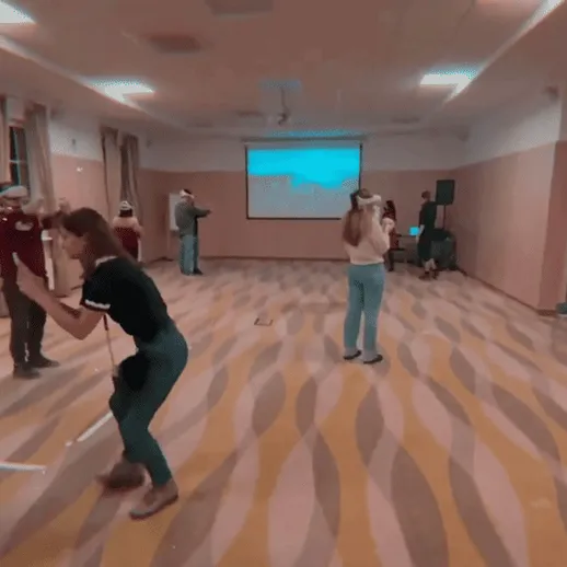 Танцевальная вечеринка в зале для мероприятий во время вечернего времяпрепровождения