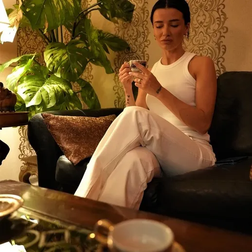 Уютный вечер в домашней обстановке с чашкой чая и теплым светом в комнате