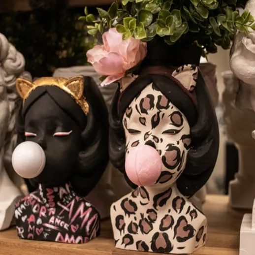 Уникальные декоративные вазы с экспрессивным дизайном в магазине интерьеров