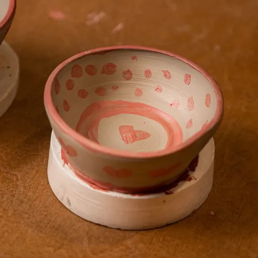 Мастерица создает уникальную керамическую чашу на гончарном круге в уютной мастерской