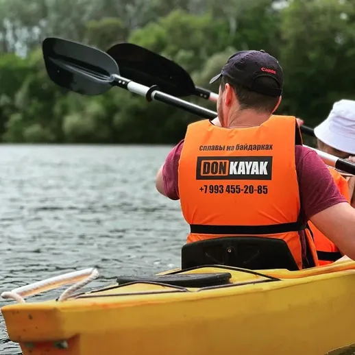 Люди на каяке в реке, наслаждающиеся водными прогулками в летний день