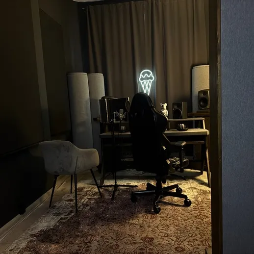 Уютный рабочий кабинет с компьютерным столом и неоновым знаком мороженого