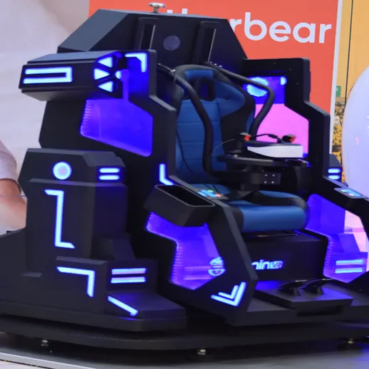 Современный VR-симулятор в игровом центре, расположенном в торговом центре, привлекающий внимание посетителей