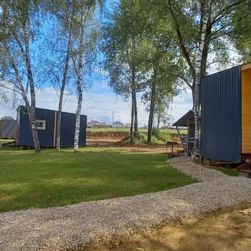 Комфортабельные домики для отдыха среди природы в живописном кемпинге