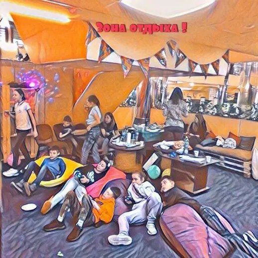 Зона отдыха для детей с мягкими пуфами и играми в ярком помещении