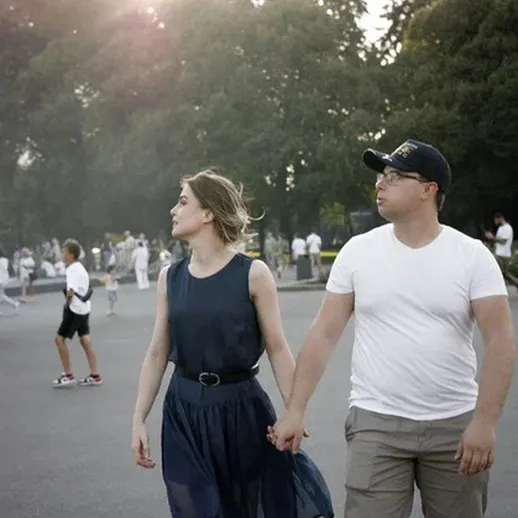 Прогулка в парке на закате с друзьями и близкими в теплый вечер