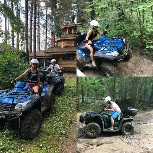Катание на квадроциклах по лесу в выходной день с друзьями в летнее время