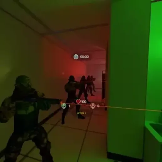 Игроки в тактическом сражении в темном коридоре с разноцветным освещением и оружием в руках