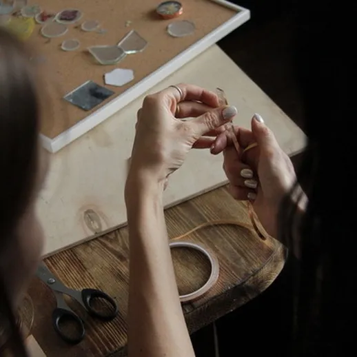 Работая с глиной, девушка создает уникальные украшения в творческой мастерской
