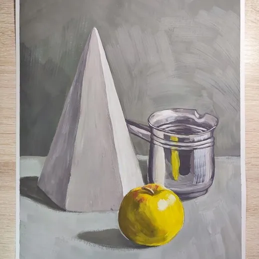 Треугольная форма, яблоко и металлический сосуд на простой поверхности