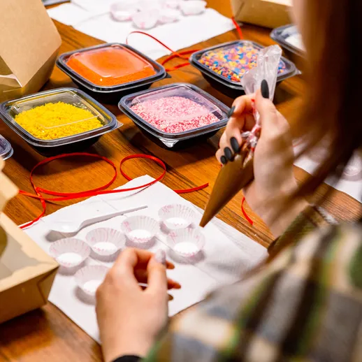 Участница мастер-класса по декорированию сладостей в уютной студии осенью