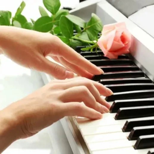 Игра на пианино с розой в руках, утренний свет, уютная атмосфера дома