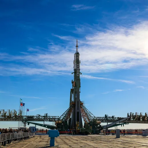 Ракета-носитель готовится к запуску на космодроме Байконур в ясный день