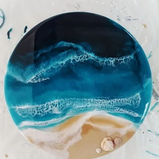 Красивая тарелка с изображением волн и пляжа, выполненная в акриловой технике, открытая на белом фоне