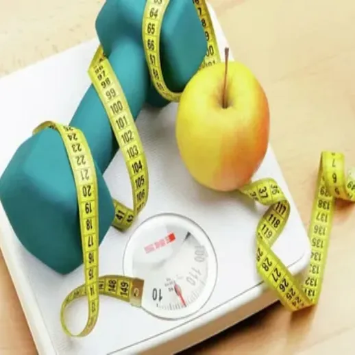 Взвешивание с яблоком, гантелей и рулеткой на весах в домашнем спортзале