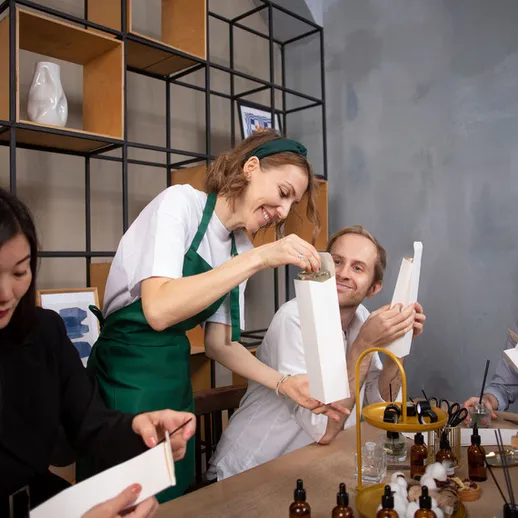 Участники мастер-класса по созданию косметики в студии, обучение технике упаковки