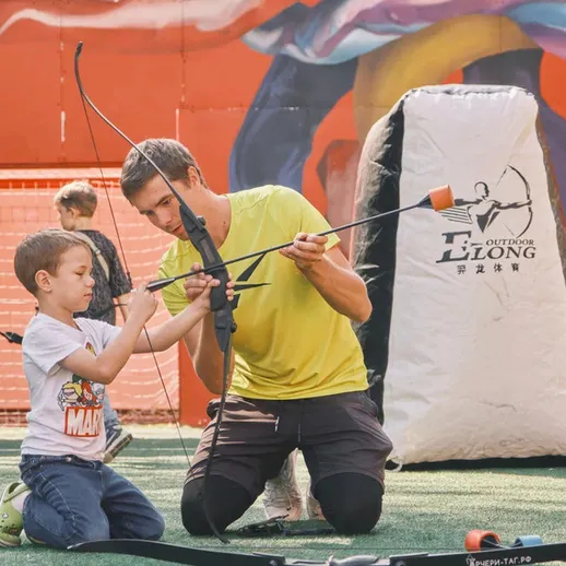 Урок стрельбы из лука для детей на тренировочной площадке